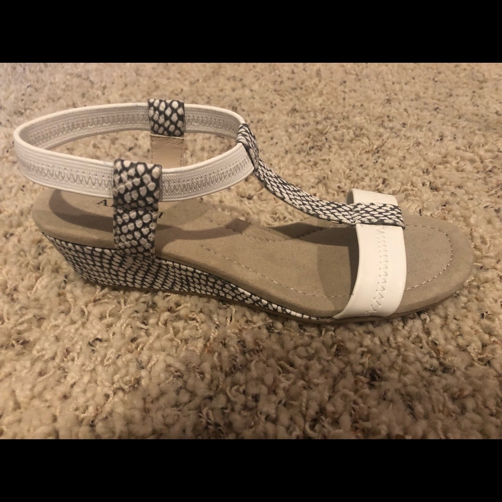Alfani size 5 voyager white gray wedge sandal brand new never worn perfect